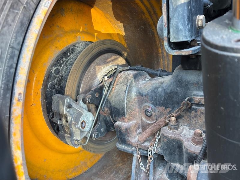 JCB Fastrac 8330 4WD Tractor Трактори