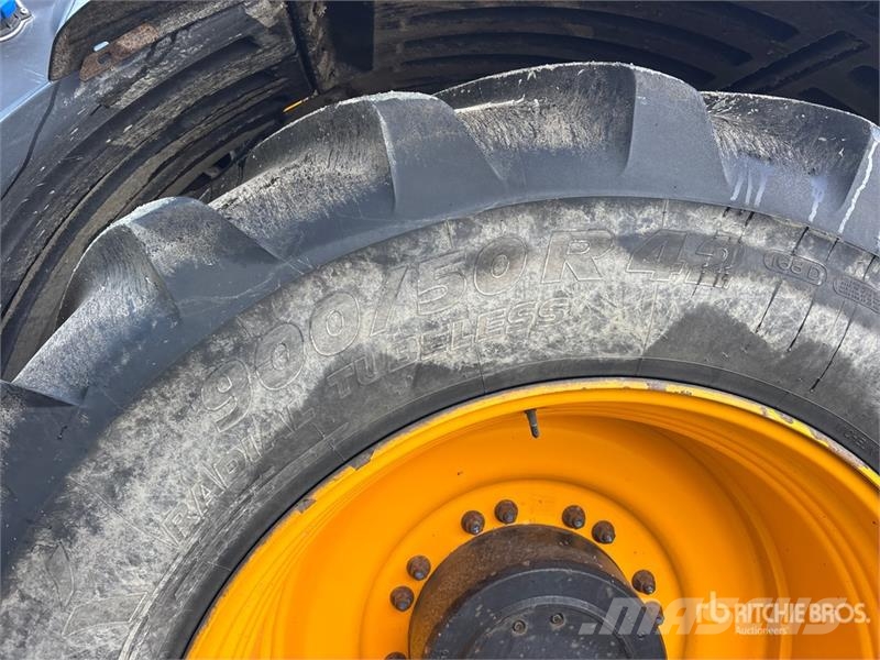 JCB Fastrac 8330 4WD Tractor Трактори