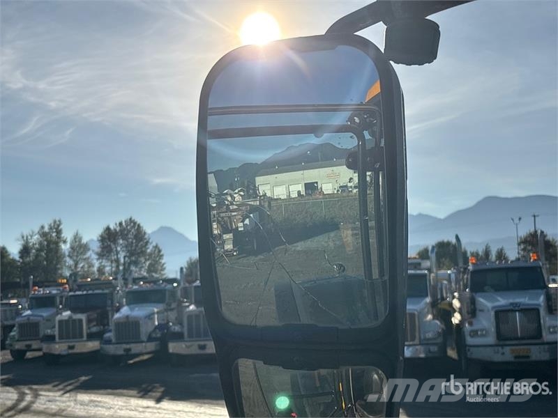 JCB Fastrac 8330 4WD Tractor Трактори