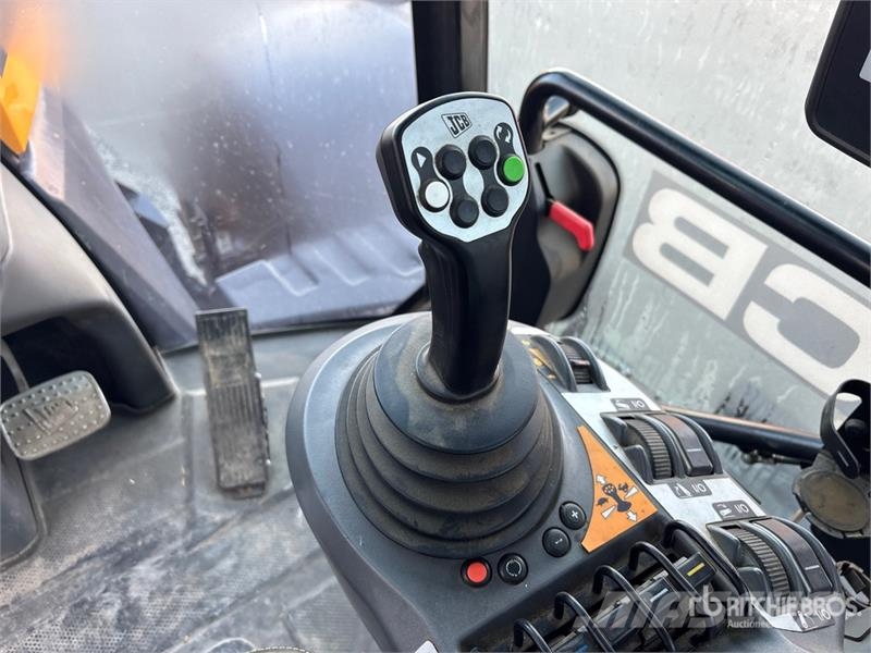 JCB Fastrac 8330 4WD Tractor Трактори