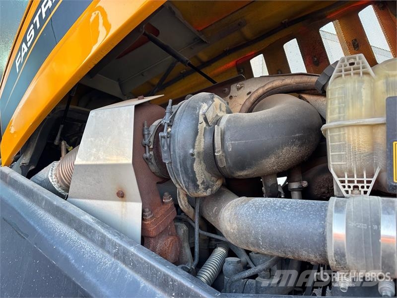 JCB Fastrac 8330 4WD Tractor Трактори
