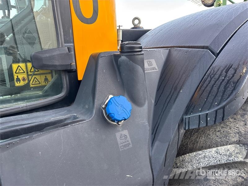 JCB Fastrac 8330 4WD Tractor Трактори
