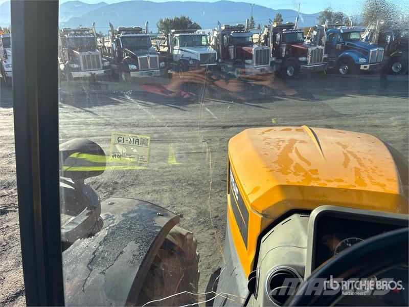 JCB Fastrac 8330 4WD Tractor Трактори