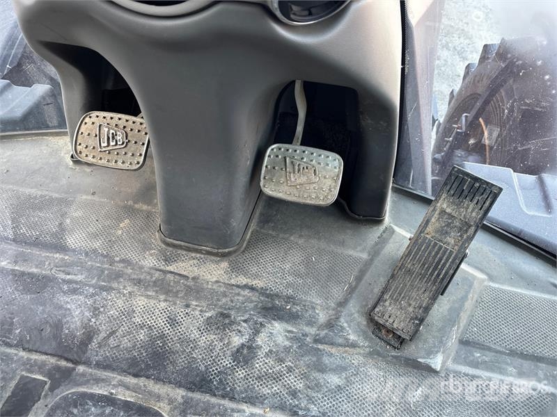 JCB Fastrac 8330 4WD Tractor Трактори