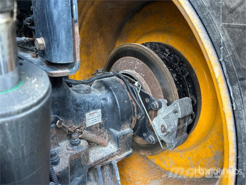 JCB Fastrac 8330 4WD Tractor Трактори