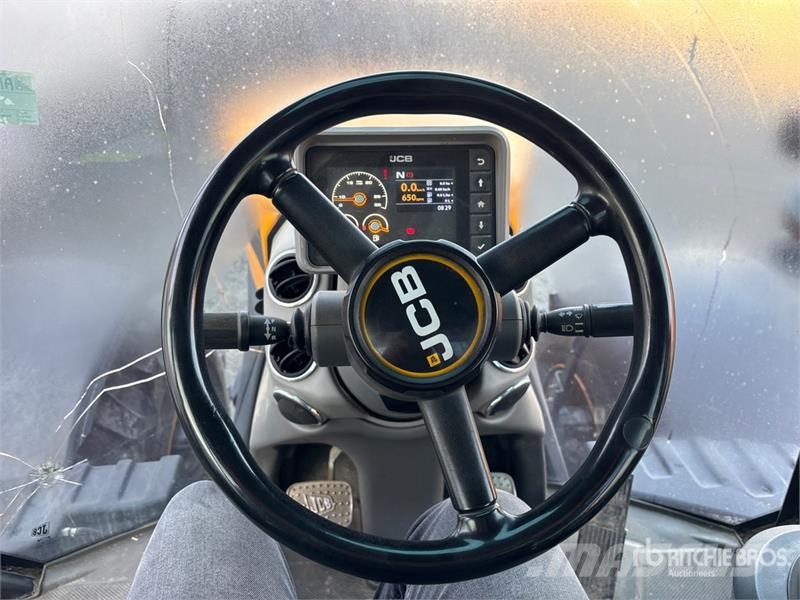 JCB Fastrac 8330 4WD Tractor Трактори