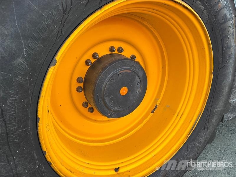 JCB Fastrac 8330 4WD Tractor Трактори