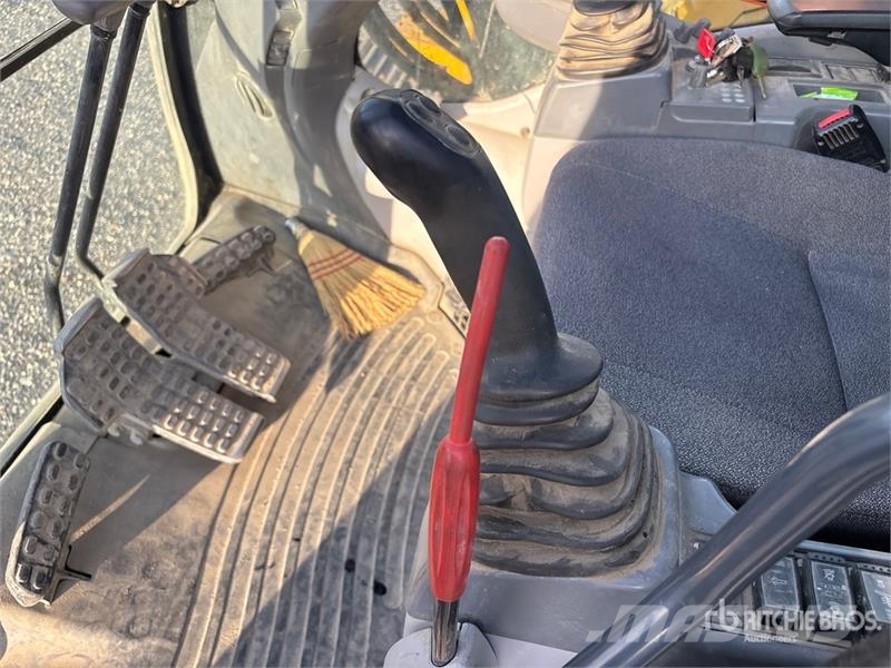 John Deere 245 P-Tier Paletli ekskavatörler