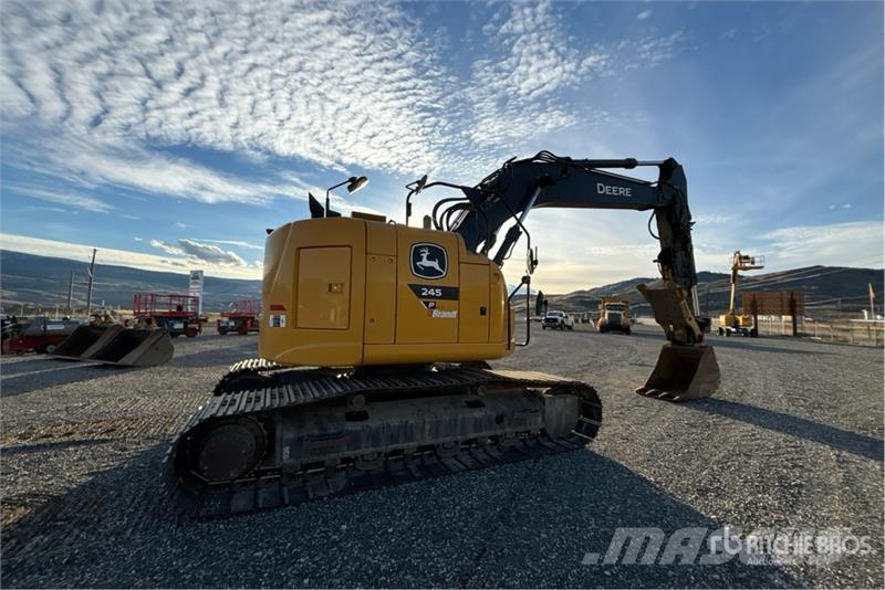 John Deere 245 P-Tier Paletli ekskavatörler