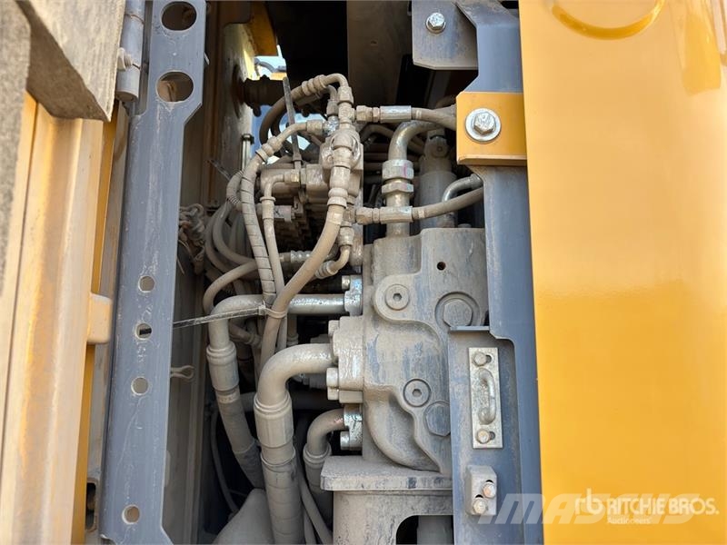 John Deere 245 P-Tier Paletli ekskavatörler