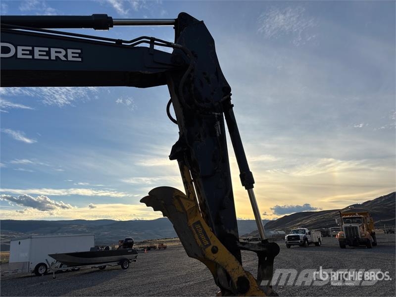 John Deere 245 P-Tier Paletli ekskavatörler