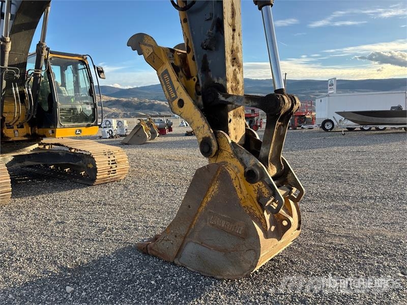 John Deere 245 P-Tier Paletli ekskavatörler