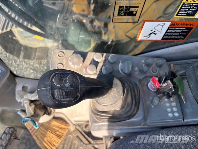 John Deere 245 P-Tier Paletli ekskavatörler