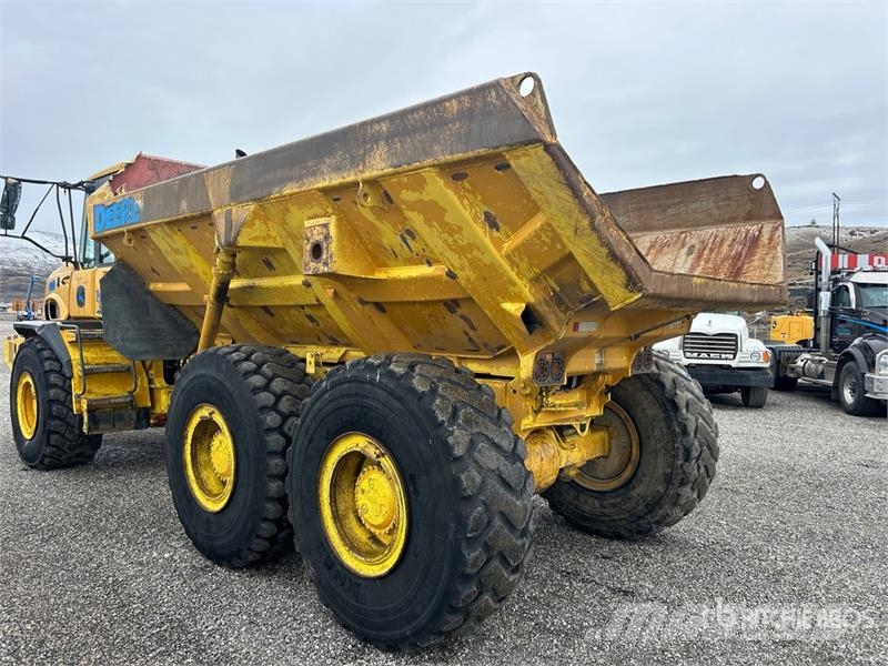 John Deere 300D Шарнирно-сочленённые самосвалы