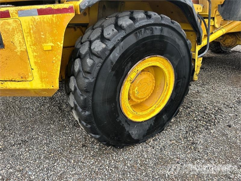 John Deere 300D Шарнирно-сочленённые самосвалы