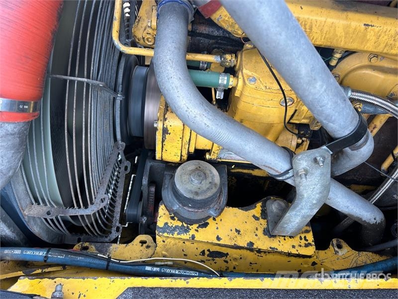 John Deere 300D Шарнирно-сочленённые самосвалы