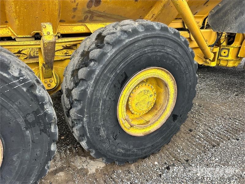 John Deere 300D Шарнирно-сочленённые самосвалы