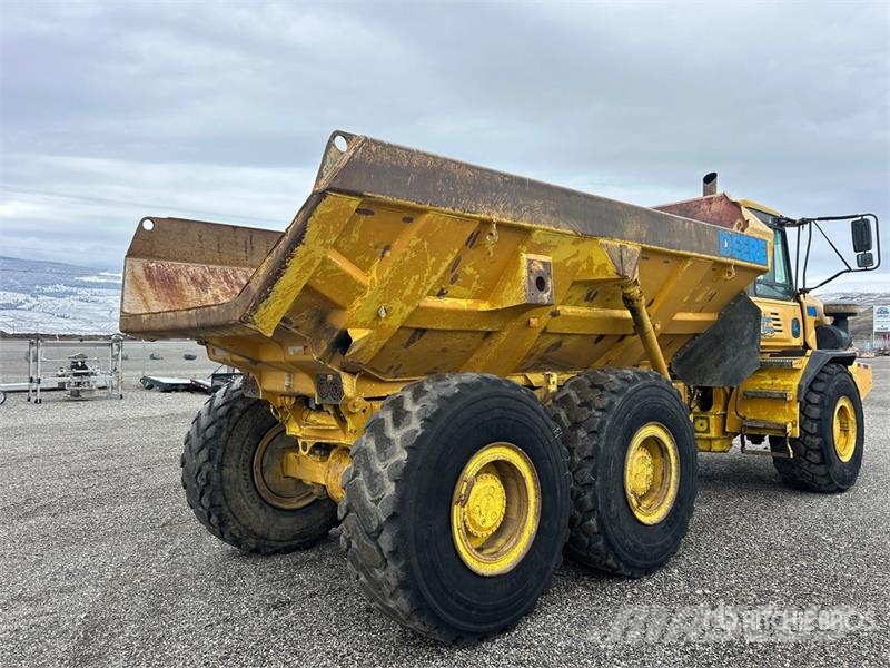John Deere 300D Шарнирно-сочленённые самосвалы