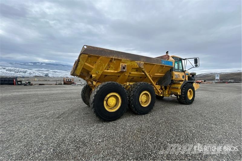 John Deere 300D Шарнирно-сочленённые самосвалы