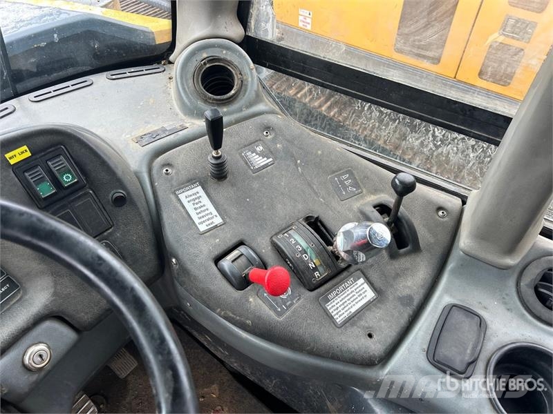 John Deere 300D Шарнирно-сочленённые самосвалы