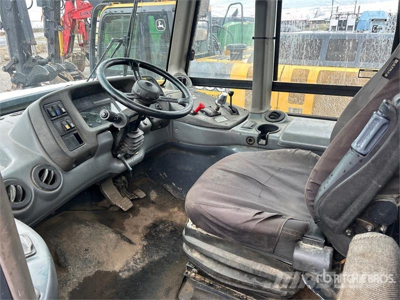 John Deere 300D Шарнирно-сочленённые самосвалы