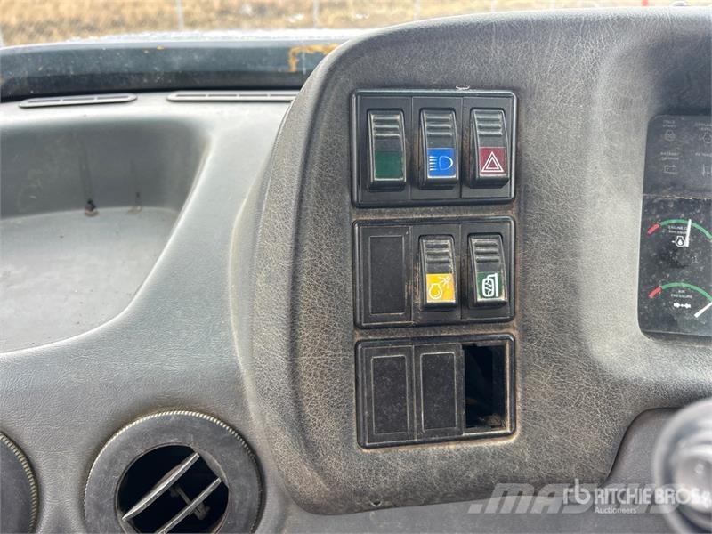 John Deere 300D Шарнирно-сочленённые самосвалы
