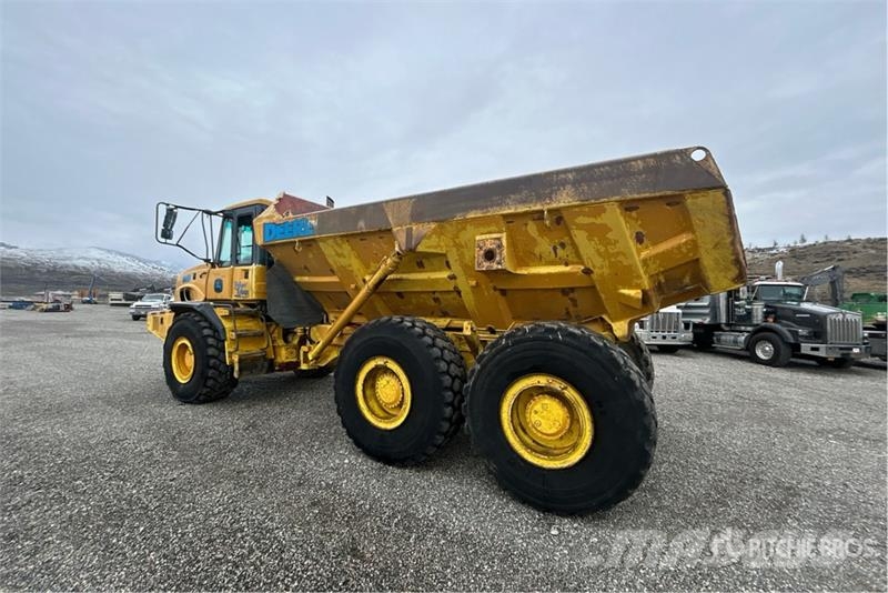 John Deere 300D Шарнирно-сочленённые самосвалы