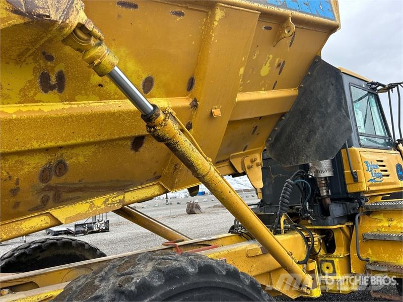 John Deere 300D Шарнирно-сочленённые самосвалы