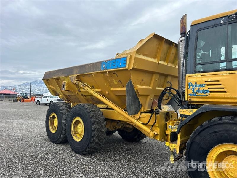 John Deere 300D Шарнирно-сочленённые самосвалы