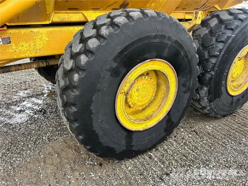 John Deere 300D Шарнирно-сочленённые самосвалы