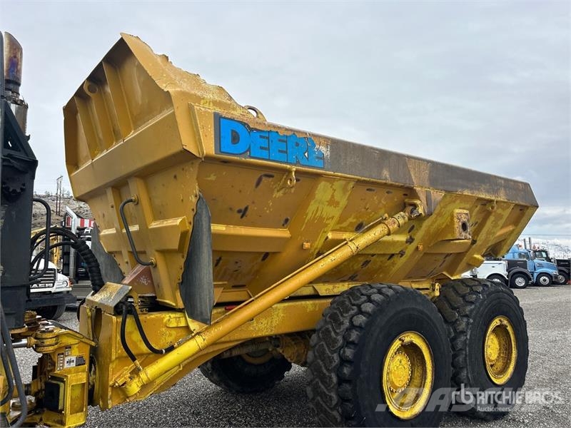 John Deere 300D Шарнирно-сочленённые самосвалы