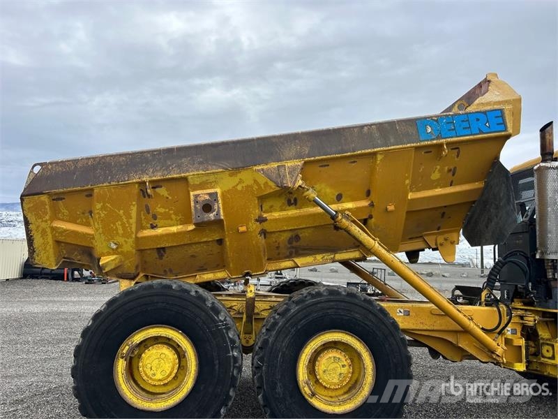 John Deere 300D Шарнирно-сочленённые самосвалы