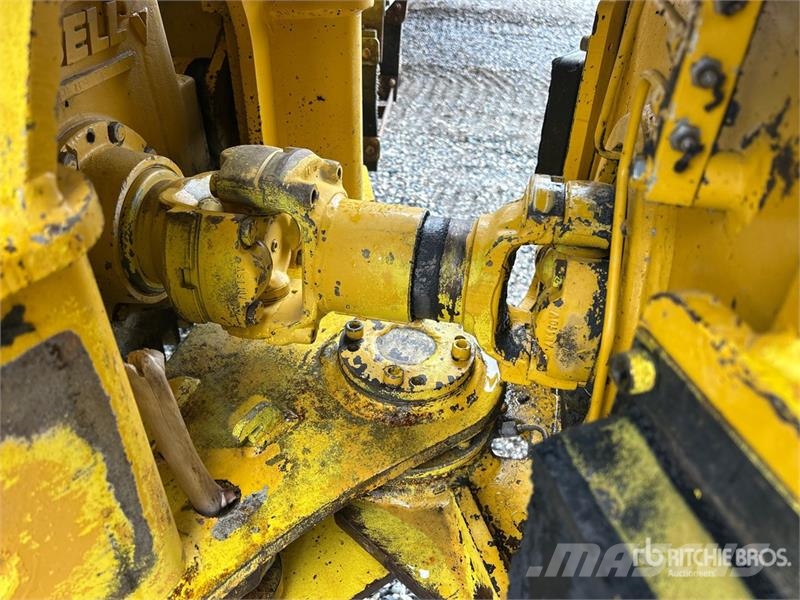 John Deere 300D Шарнирно-сочленённые самосвалы