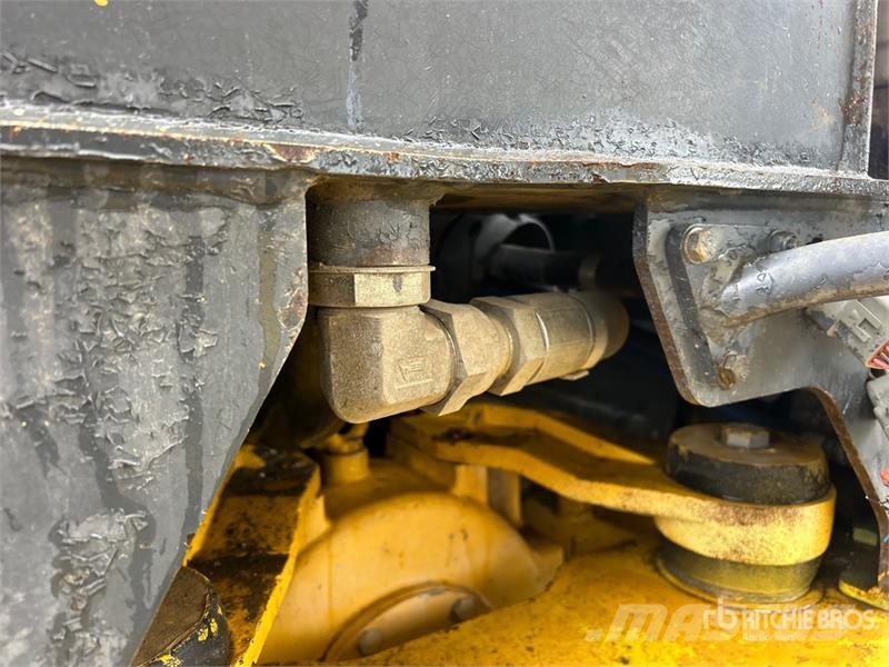John Deere 300D Шарнирно-сочленённые самосвалы