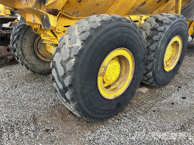 John Deere 300D Шарнирно-сочленённые самосвалы