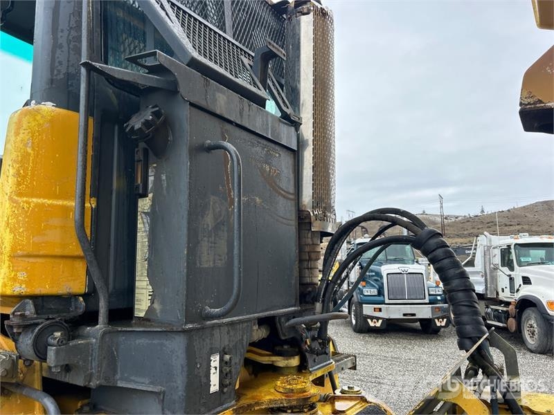John Deere 300D Шарнирно-сочленённые самосвалы