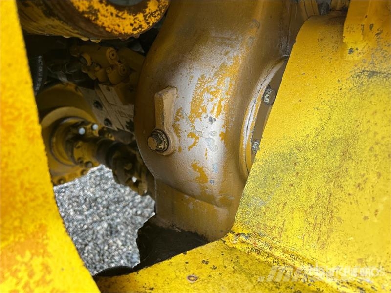 John Deere 300D Шарнирно-сочленённые самосвалы