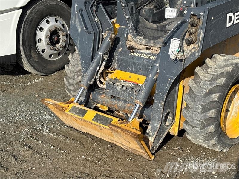 John Deere 324G Two-Speed High Flow Skid Steer Loader Lietoti riteņu kompaktiekrāvēji