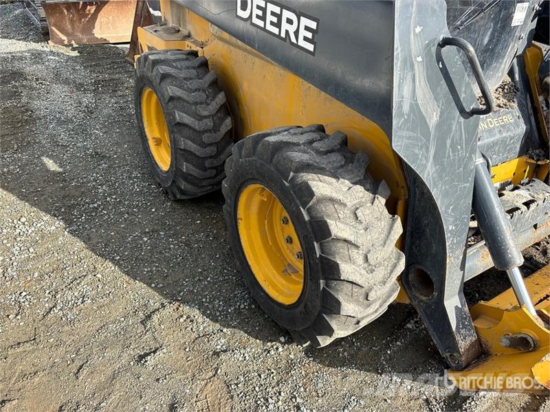 John Deere 324G Two-Speed High Flow Skid Steer Loader Lietoti riteņu kompaktiekrāvēji