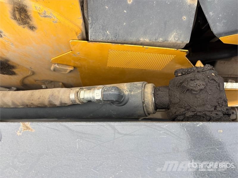 John Deere 331G Krautuvai su šoniniu pasukimu