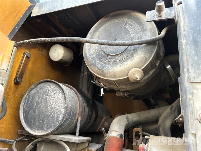John Deere 444J Iekrāvēji uz riteņiem