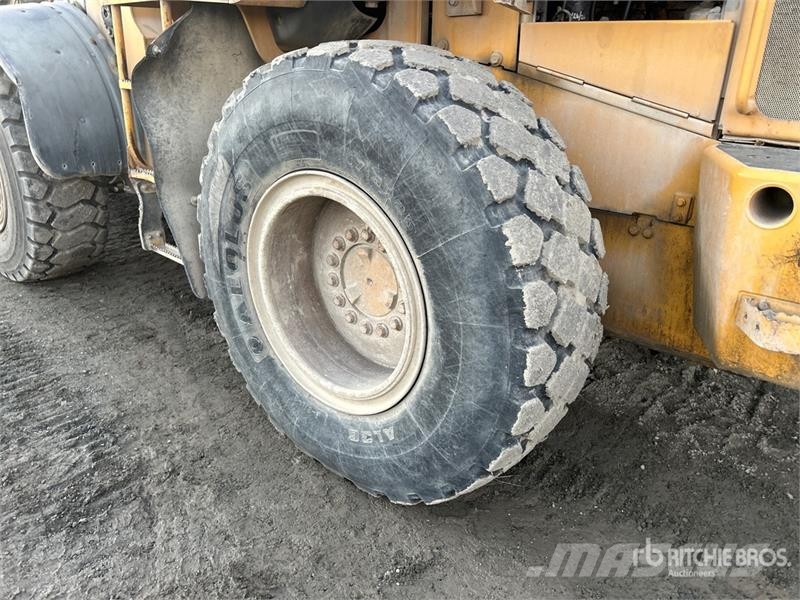 John Deere 444J Iekrāvēji uz riteņiem