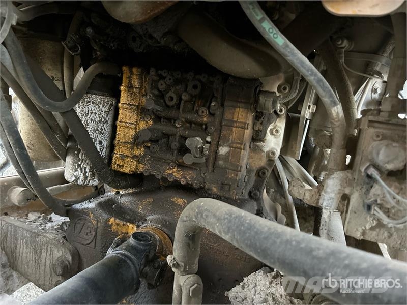John Deere 444J Iekrāvēji uz riteņiem