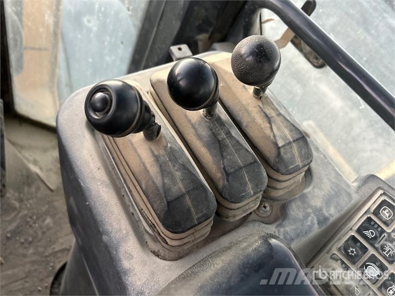 John Deere 444J Iekrāvēji uz riteņiem