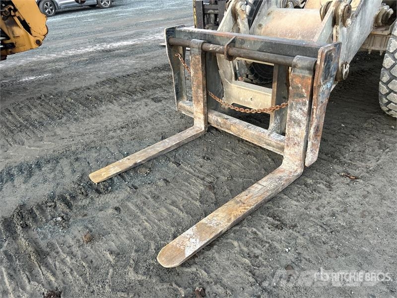 John Deere 444J Iekrāvēji uz riteņiem
