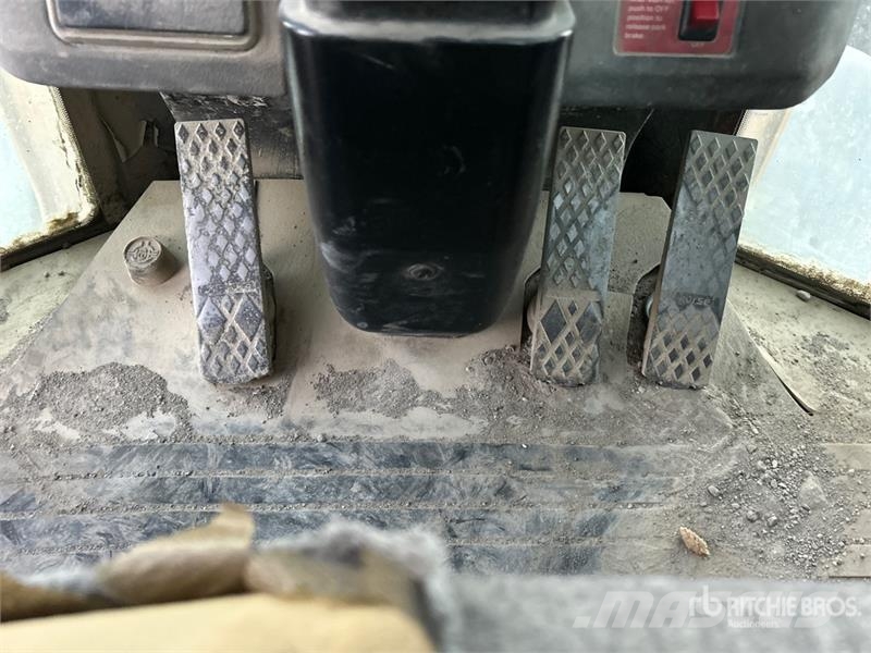 John Deere 444J Iekrāvēji uz riteņiem