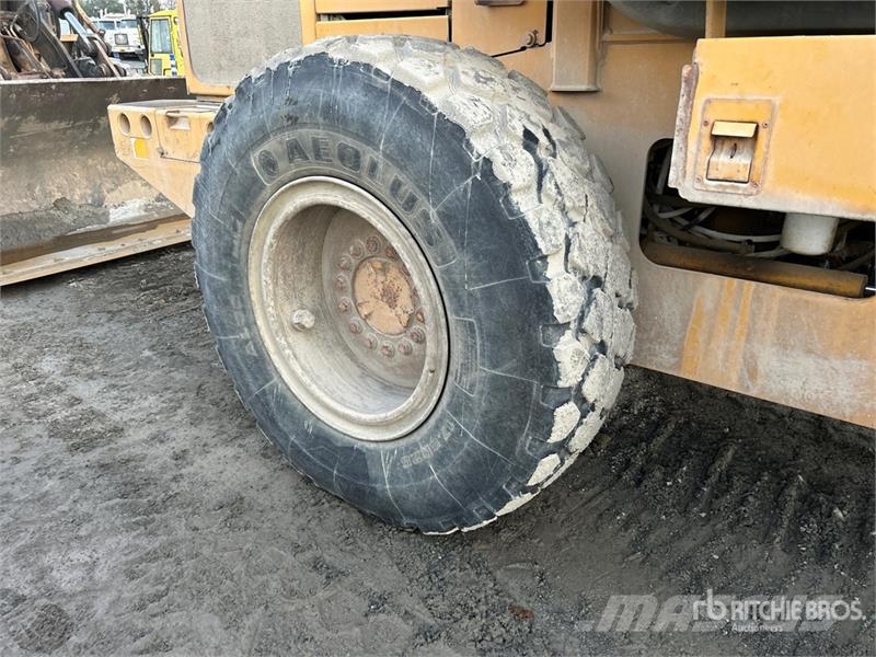 John Deere 444J Iekrāvēji uz riteņiem