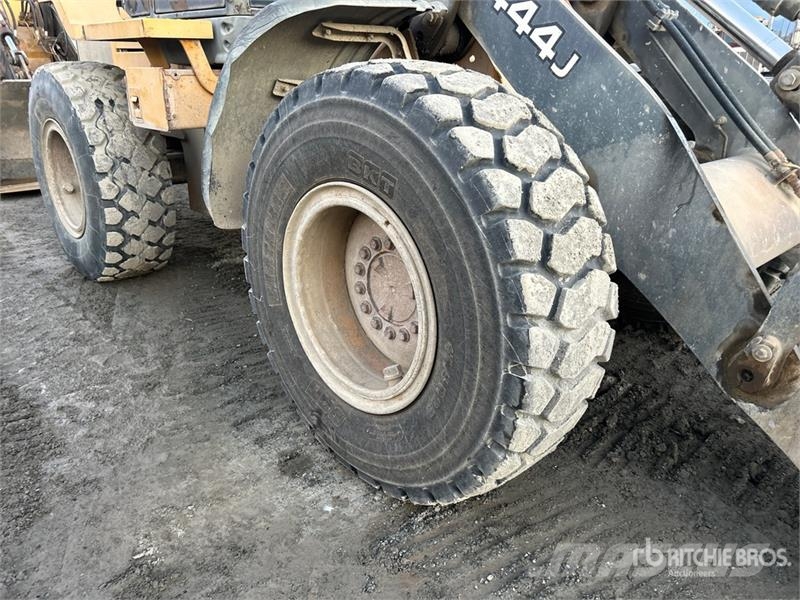 John Deere 444J Iekrāvēji uz riteņiem