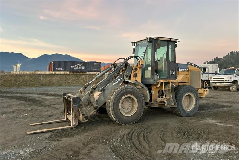 John Deere 444J Iekrāvēji uz riteņiem