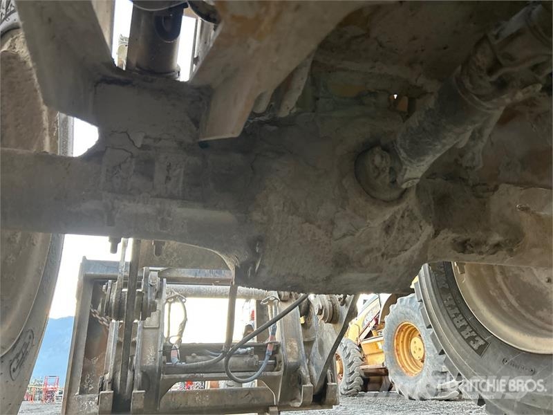 John Deere 444J Iekrāvēji uz riteņiem